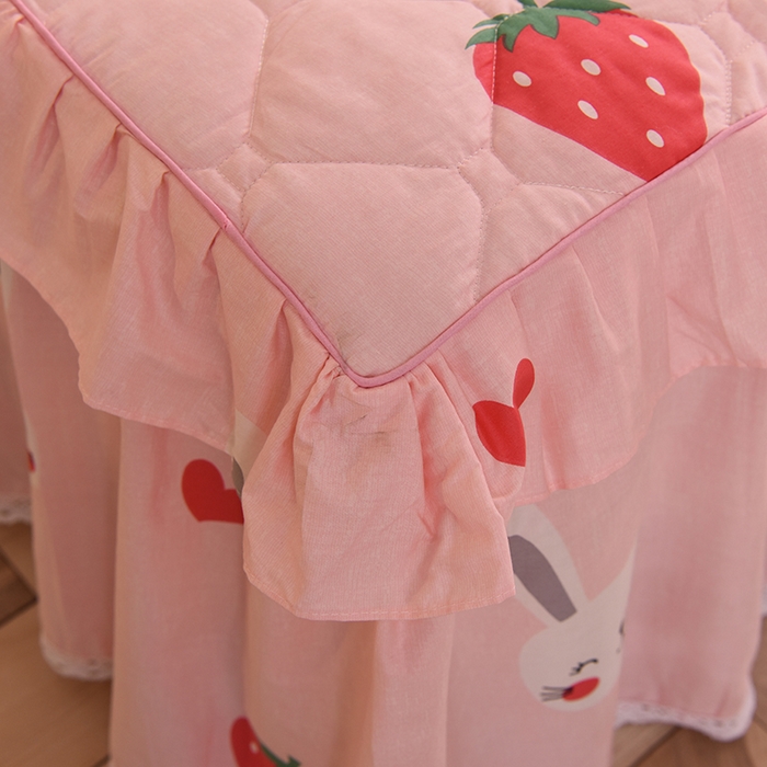 91家纺网 家纺一手货源 找家纺 美达2025全棉蕾丝小花边夹棉单床裙 草莓兔-粉