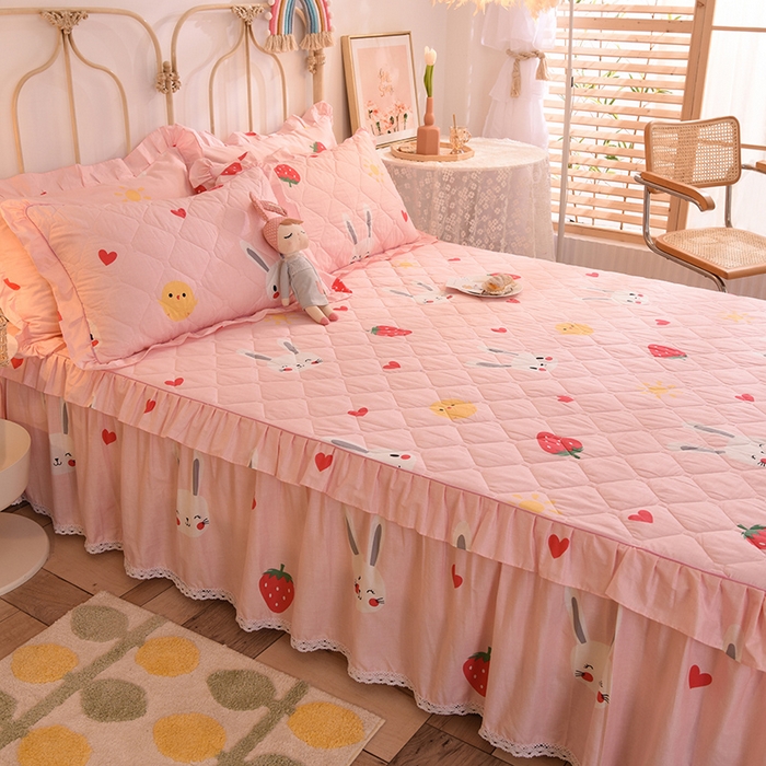 91家纺网 家纺一手货源 找家纺 美达2025全棉蕾丝小花边夹棉单床裙 草莓兔-粉