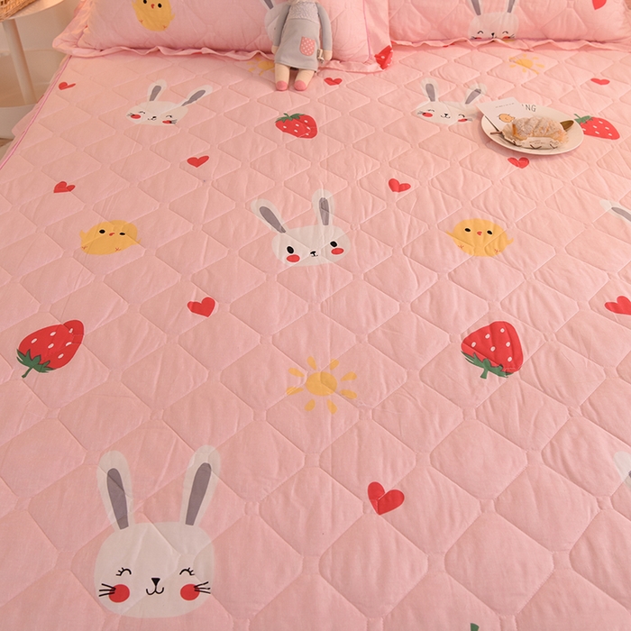 91家纺网 家纺一手货源 找家纺 美达2025全棉蕾丝小花边夹棉单床裙 草莓兔-粉