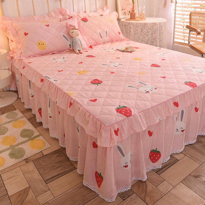 91家纺网 家纺一手货源 找家纺 美达2025全棉蕾丝小花边夹棉单床裙 草莓兔-粉