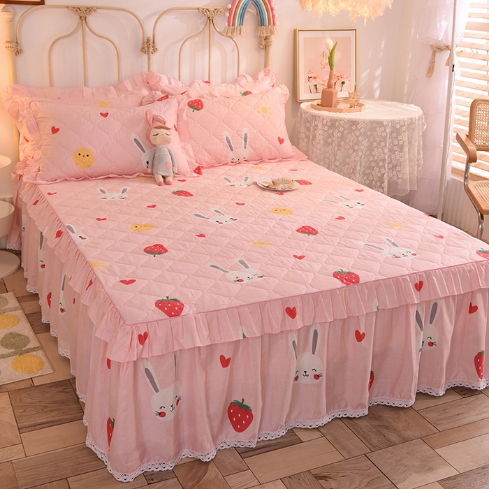 91家纺网 家纺一手货源 找家纺 美达2025全棉蕾丝小花边夹棉单床裙 草莓兔-粉