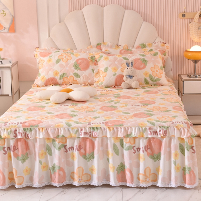 91家纺网 家纺一手货源 找家纺 美达2025全棉蕾丝小花边夹棉单床裙 笑脸草莓