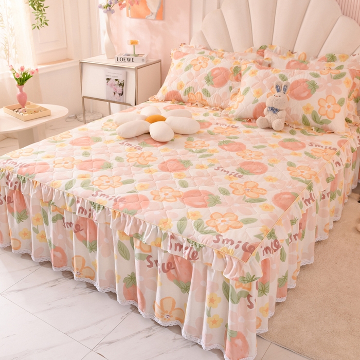 91家纺网 家纺一手货源 找家纺 美达2025全棉蕾丝小花边夹棉单床裙 笑脸草莓