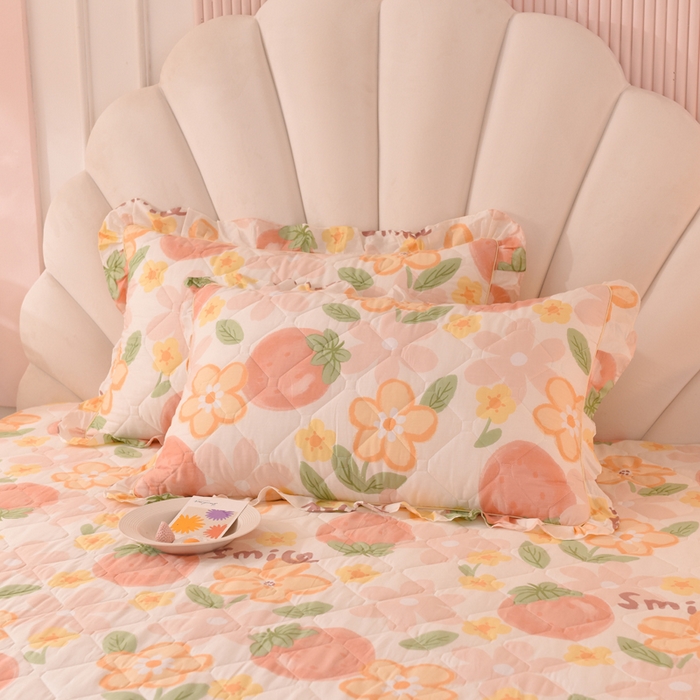 91家纺网 家纺一手货源 找家纺 美达2025全棉蕾丝小花边夹棉单床裙 笑脸草莓