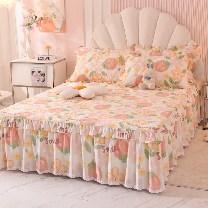 91家纺网 家纺一手货源 找家纺 美达2025全棉蕾丝小花边夹棉单床裙 笑脸草莓