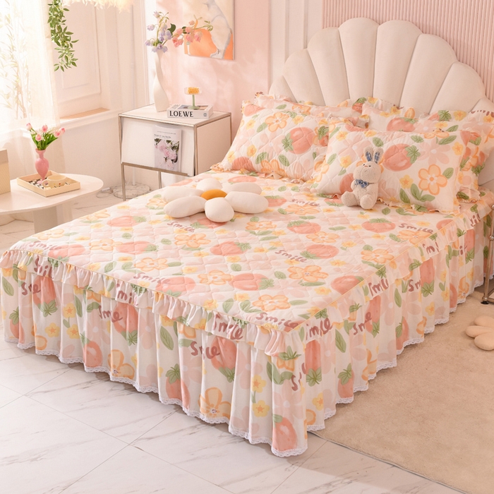 91家纺网 家纺一手货源 找家纺 美达2025全棉蕾丝小花边夹棉单床裙 笑脸草莓