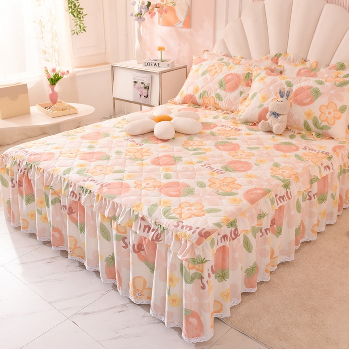 91家纺网 家纺一手货源 找家纺 美达2025全棉蕾丝小花边夹棉单床裙 笑脸草莓