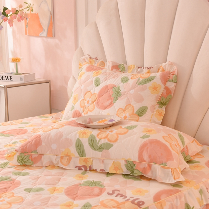 91家纺网 家纺一手货源 找家纺 美达2025全棉蕾丝小花边夹棉单床裙 笑脸草莓