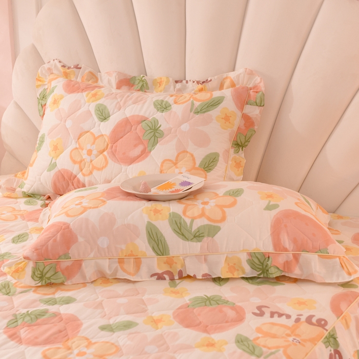 91家纺网 家纺一手货源 找家纺 美达2025全棉蕾丝小花边夹棉单床裙 笑脸草莓