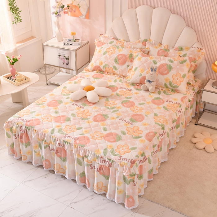 91家纺网 家纺一手货源 找家纺 美达2025全棉蕾丝小花边夹棉单床裙 笑脸草莓