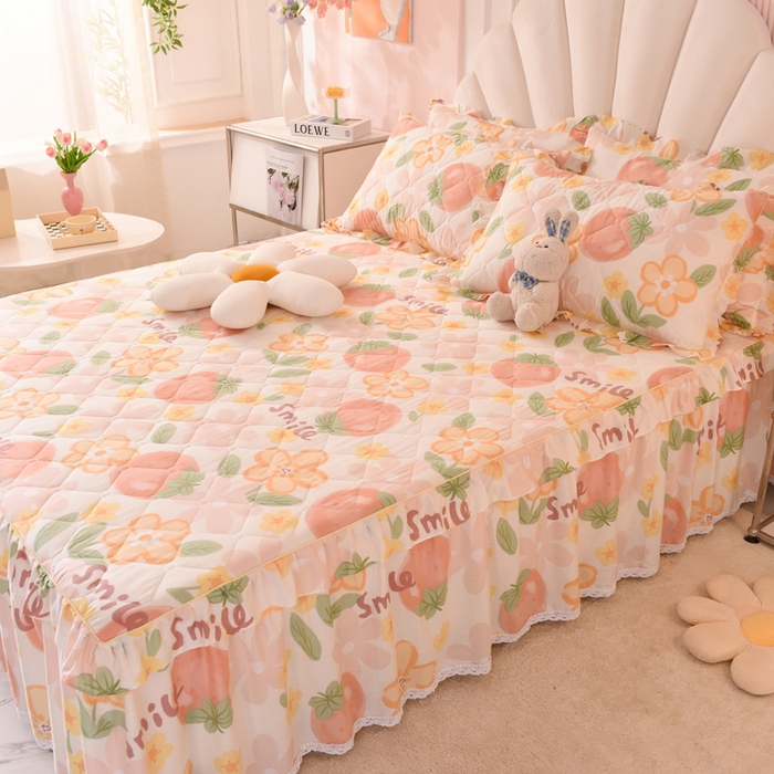 91家纺网 家纺一手货源 找家纺 美达2025全棉蕾丝小花边夹棉单床裙 笑脸草莓