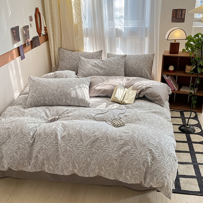 91家纺网 家纺一手货源 找家纺 琪格格纺织 2026新款60s纯棉加厚三层纱系列四件套 三层纱 芳草 浅灰