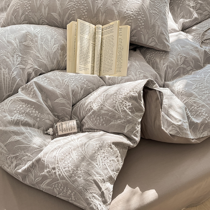 91家纺网 家纺一手货源 找家纺 琪格格纺织 2026新款60s纯棉加厚三层纱系列四件套 三层纱 芳草 浅灰