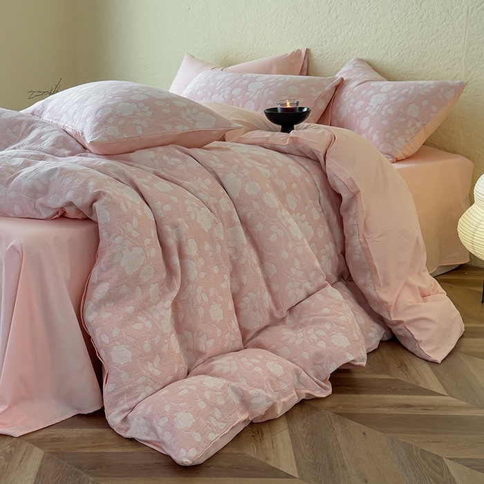 91家纺网 家纺一手货源 找家纺 琪格格纺织 2026新款60s纯棉加厚三层纱系列四件套 三层纱 莫奈花园-粉