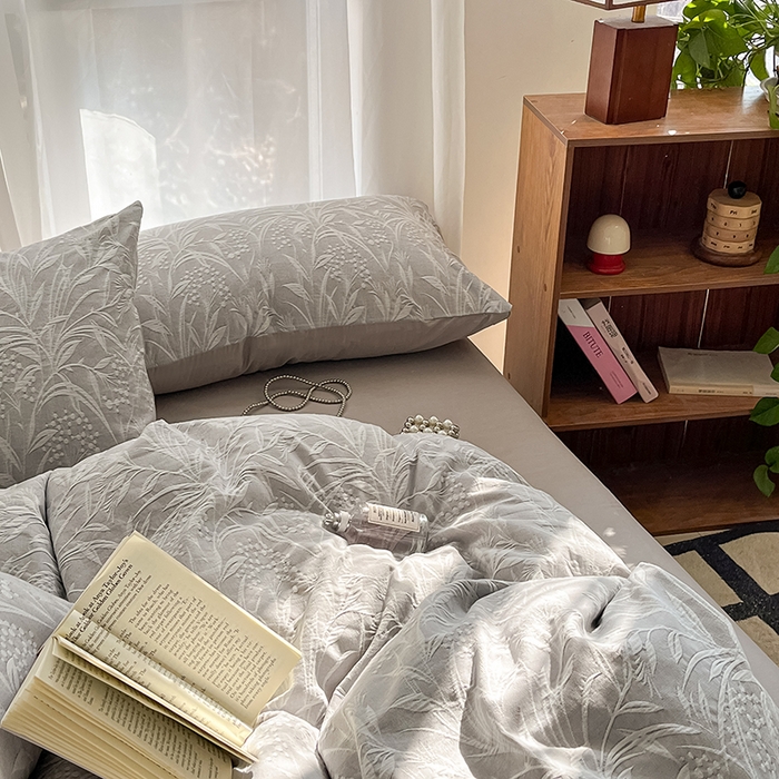 91家纺网 家纺一手货源 找家纺 琪格格纺织 2026新款60s纯棉加厚三层纱系列四件套 三层纱 芳草 浅灰