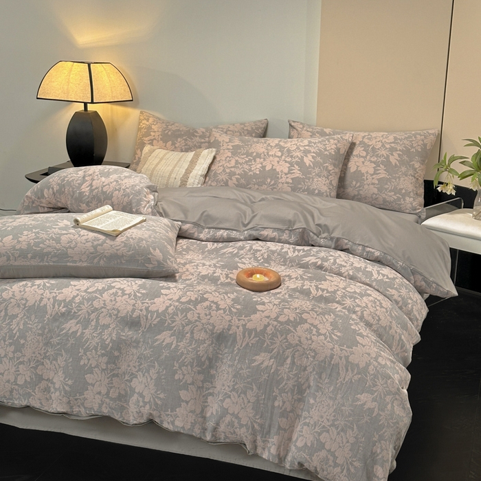 91家纺网 家纺一手货源 找家纺 琪格格纺织 2026新款60s纯棉加厚三层纱系列四件套 三层纱 叶之韵味-灰