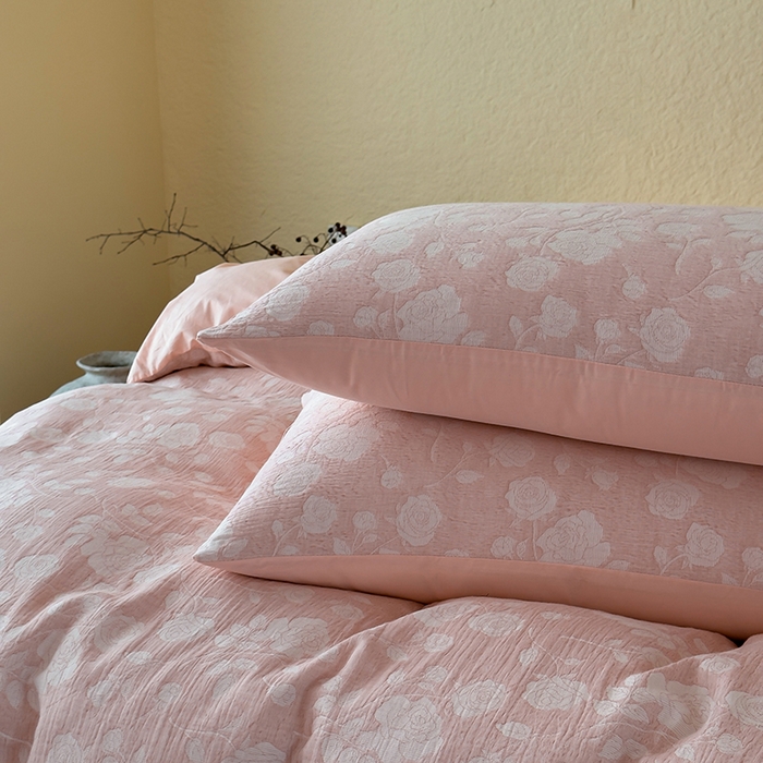 91家纺网 家纺一手货源 找家纺 琪格格纺织 2026新款60s纯棉加厚三层纱系列四件套 三层纱 莫奈花园-粉