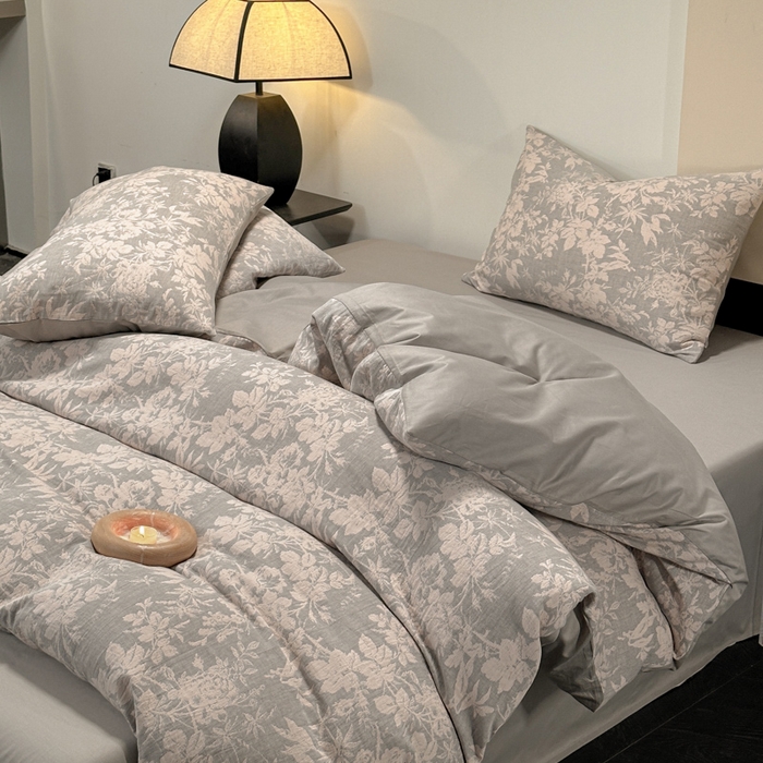 91家纺网 家纺一手货源 找家纺 琪格格纺织 2026新款60s纯棉加厚三层纱系列四件套 三层纱 叶之韵味-灰