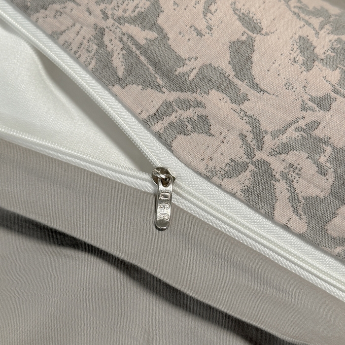 91家纺网 家纺一手货源 找家纺 琪格格纺织 2026新款60s纯棉加厚三层纱系列四件套 三层纱 叶之韵味-灰