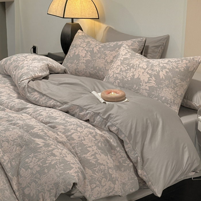 91家纺网 家纺一手货源 找家纺 琪格格纺织 2026新款60s纯棉加厚三层纱系列四件套 三层纱 叶之韵味-灰