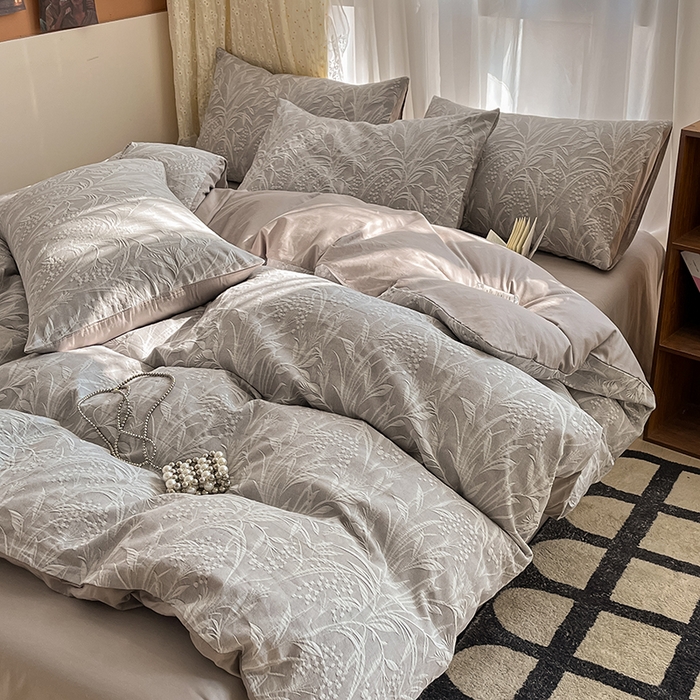 91家纺网 家纺一手货源 找家纺 琪格格纺织 2026新款60s纯棉加厚三层纱系列四件套 三层纱 芳草 浅灰