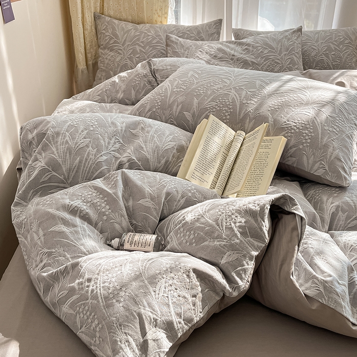 91家纺网 家纺一手货源 找家纺 琪格格纺织 2026新款60s纯棉加厚三层纱系列四件套 三层纱 芳草 浅灰