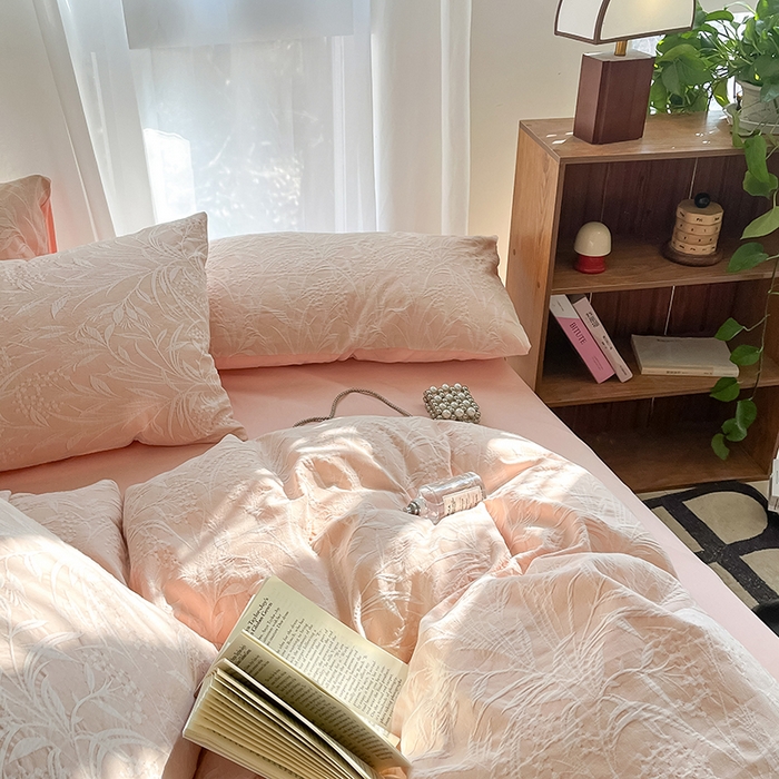 91家纺网 家纺一手货源 找家纺 琪格格纺织 2026新款60s纯棉加厚三层纱系列四件套 三层纱 芳草 粉玉