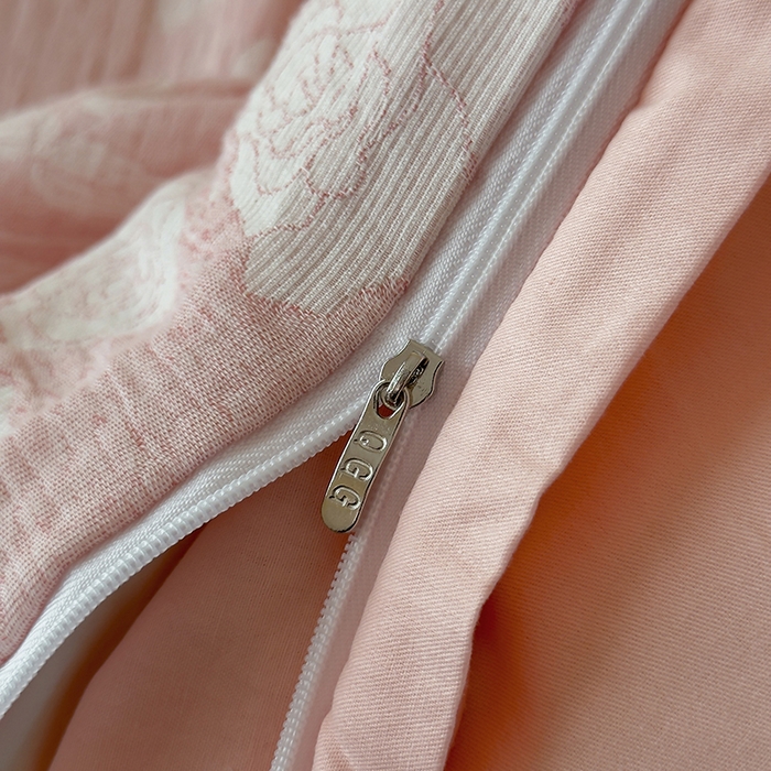 91家纺网 家纺一手货源 找家纺 琪格格纺织 2026新款60s纯棉加厚三层纱系列四件套 三层纱 莫奈花园-粉