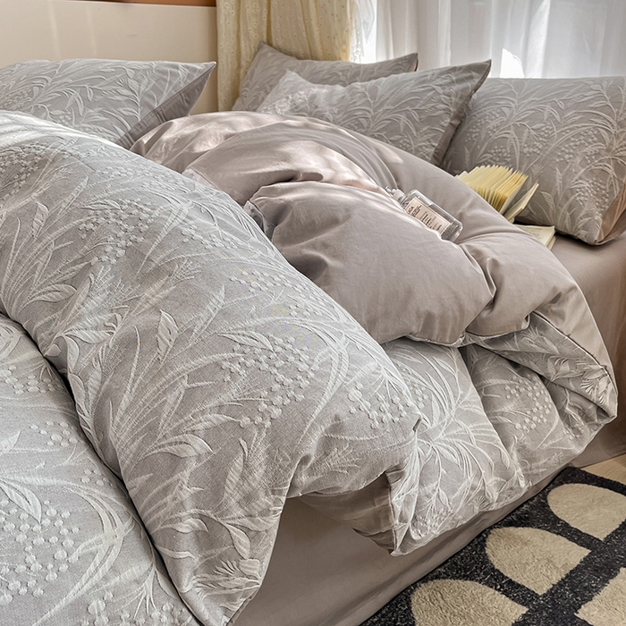 91家纺网 家纺一手货源 找家纺 琪格格纺织 2026新款60s纯棉加厚三层纱系列四件套 三层纱 芳草 浅灰