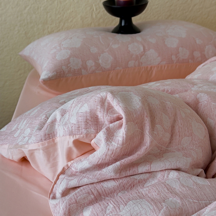 91家纺网 家纺一手货源 找家纺 琪格格纺织 2026新款60s纯棉加厚三层纱系列四件套 三层纱 莫奈花园-粉