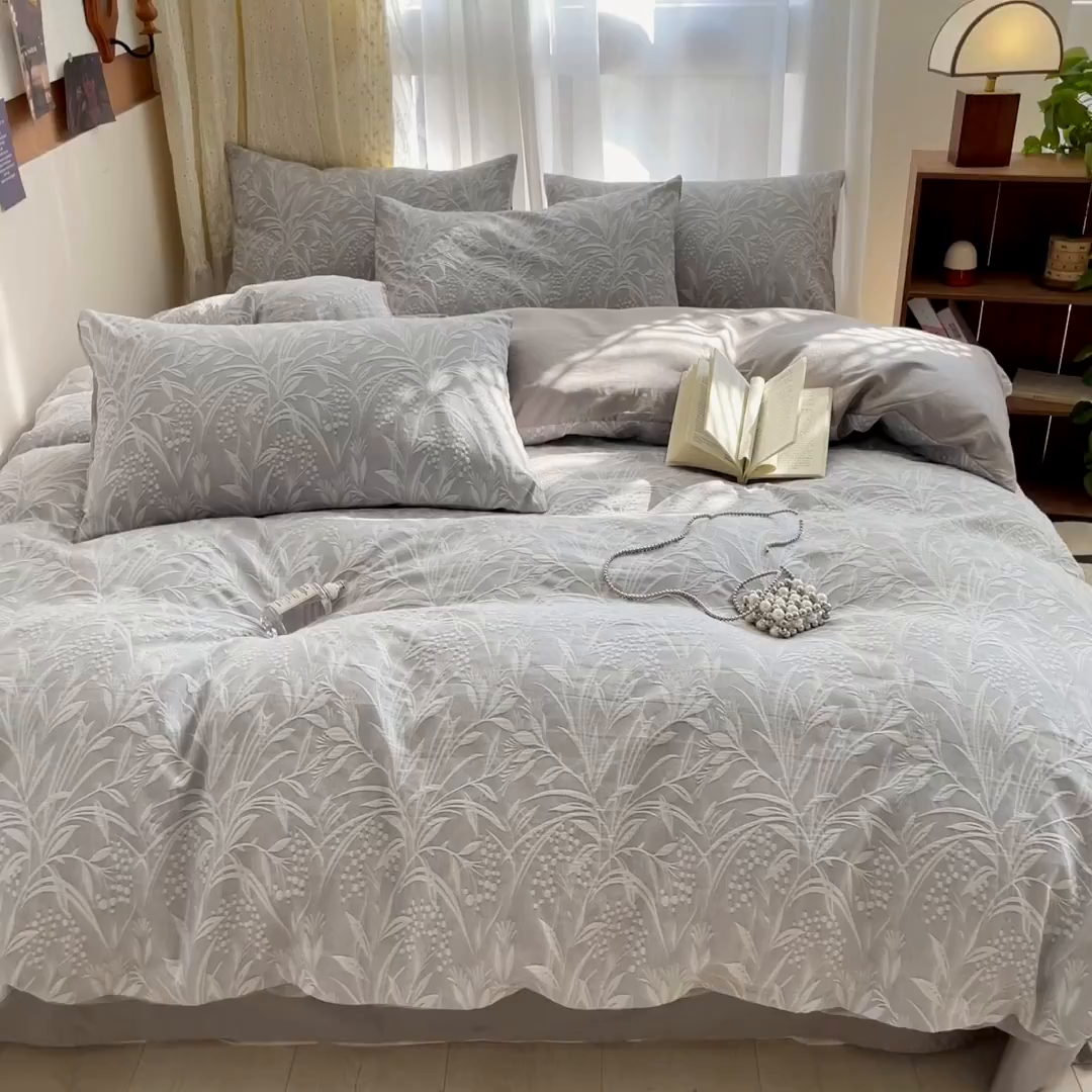 91家纺网 家纺一手货源 找家纺 琪格格纺织 2026新款60s纯棉加厚三层纱系列四件套 三层纱 芳草 浅灰