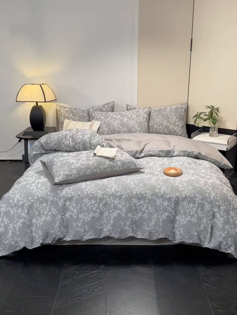 91家纺网 家纺一手货源 找家纺 琪格格纺织 2026新款60s纯棉加厚三层纱系列四件套 三层纱 叶之韵味-灰