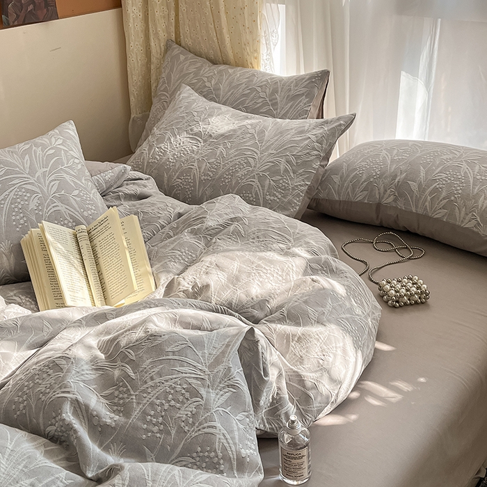 91家纺网 家纺一手货源 找家纺 琪格格纺织 2026新款60s纯棉加厚三层纱系列四件套 三层纱 芳草 浅灰