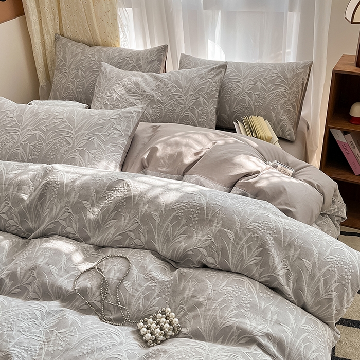 91家纺网 家纺一手货源 找家纺 琪格格纺织 2026新款60s纯棉加厚三层纱系列四件套 三层纱 芳草 浅灰