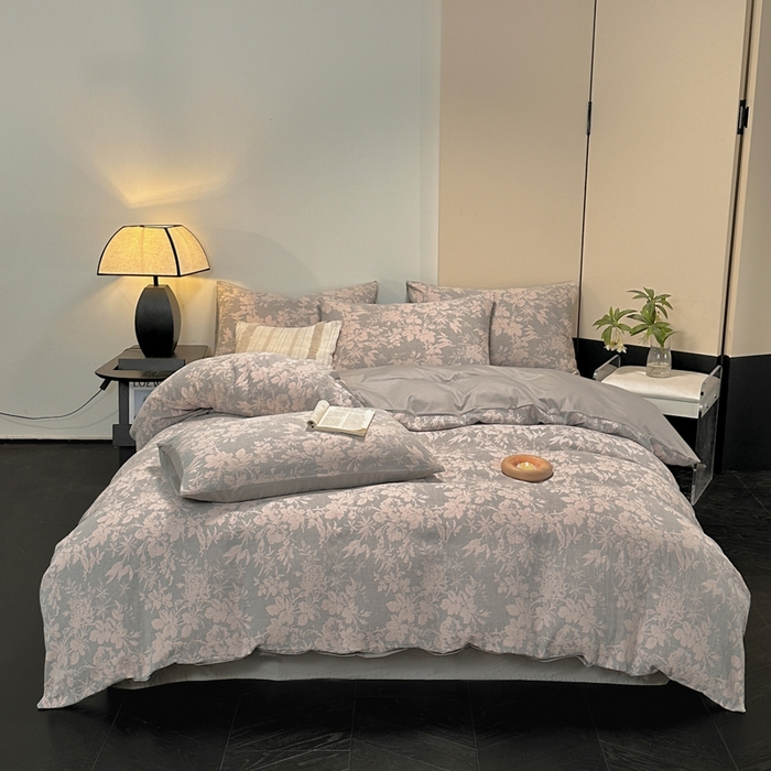 91家纺网 家纺一手货源 找家纺 琪格格纺织 2026新款60s纯棉加厚三层纱系列四件套 三层纱 叶之韵味-灰