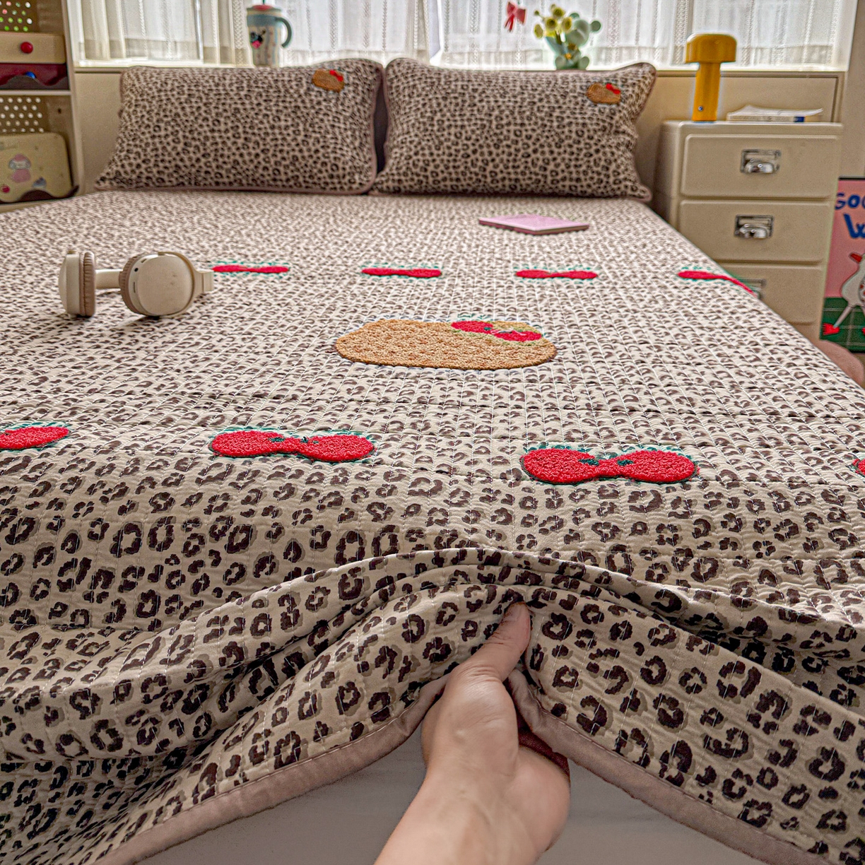 91家纺网 家纺一手货源 找家纺 富米莱（原臻工厂） 2026新款古法仿棉毛巾绣夹棉床盖床垫床褥床笠一四季款系列 豹纹蝴蝶结