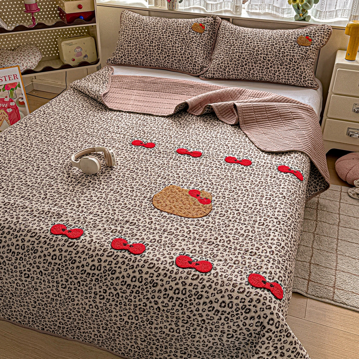 91家纺网 家纺一手货源 找家纺 富米莱（原臻工厂） 2026新款古法仿棉毛巾绣夹棉床盖床垫床褥床笠一四季款系列 豹纹蝴蝶结