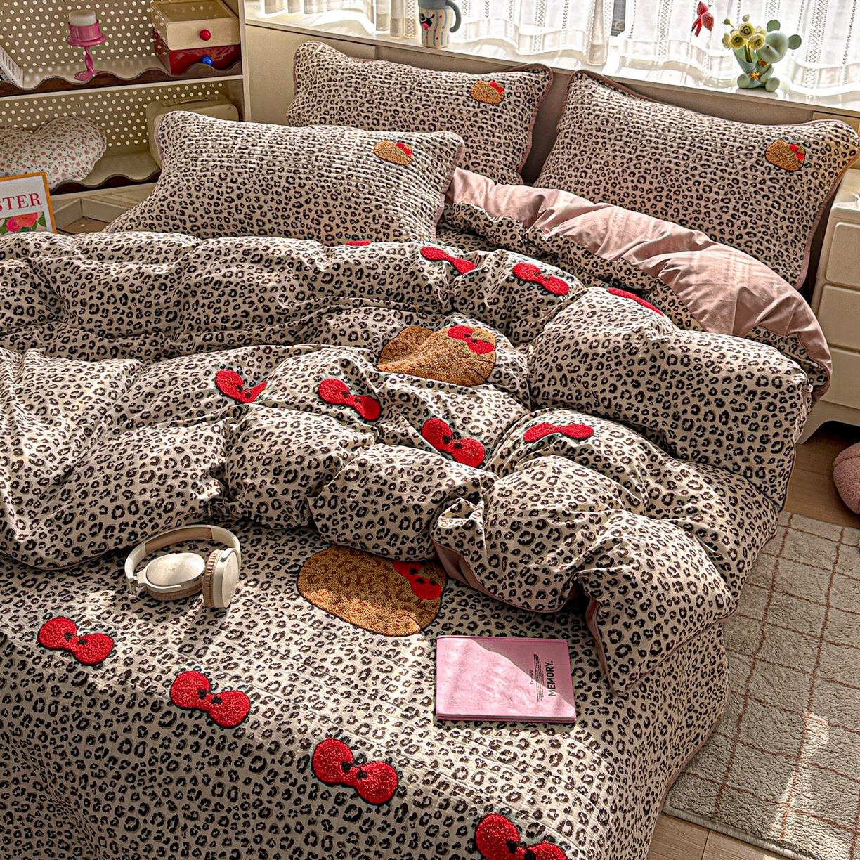 91家纺网 家纺一手货源 找家纺 富米莱（原臻工厂） 2026新款古法仿棉毛巾绣夹棉床盖床垫床褥床笠一四季款系列 豹纹蝴蝶结