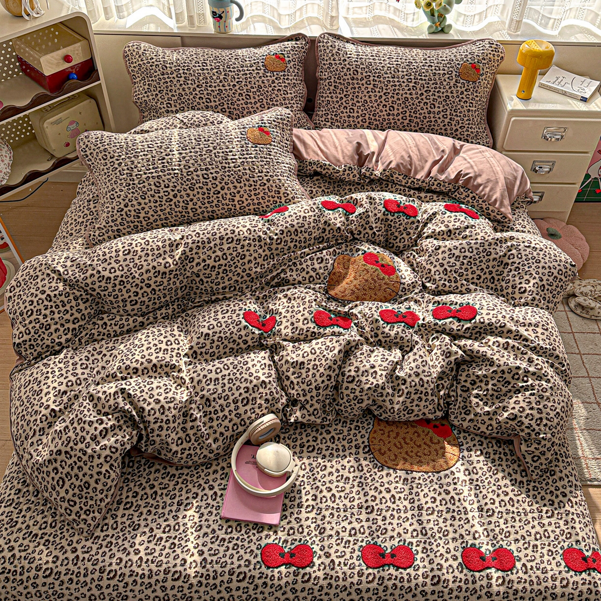 91家纺网 家纺一手货源 找家纺 富米莱（原臻工厂） 2026新款古法仿棉毛巾绣夹棉床盖床垫床褥床笠一四季款系列 豹纹蝴蝶结