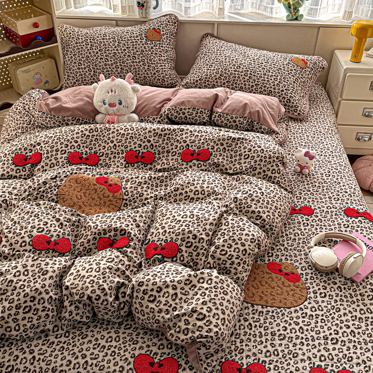 91家纺网 家纺一手货源 找家纺 富米莱（原臻工厂） 2026新款古法仿棉毛巾绣夹棉床盖床垫床褥床笠一四季款系列 豹纹蝴蝶结