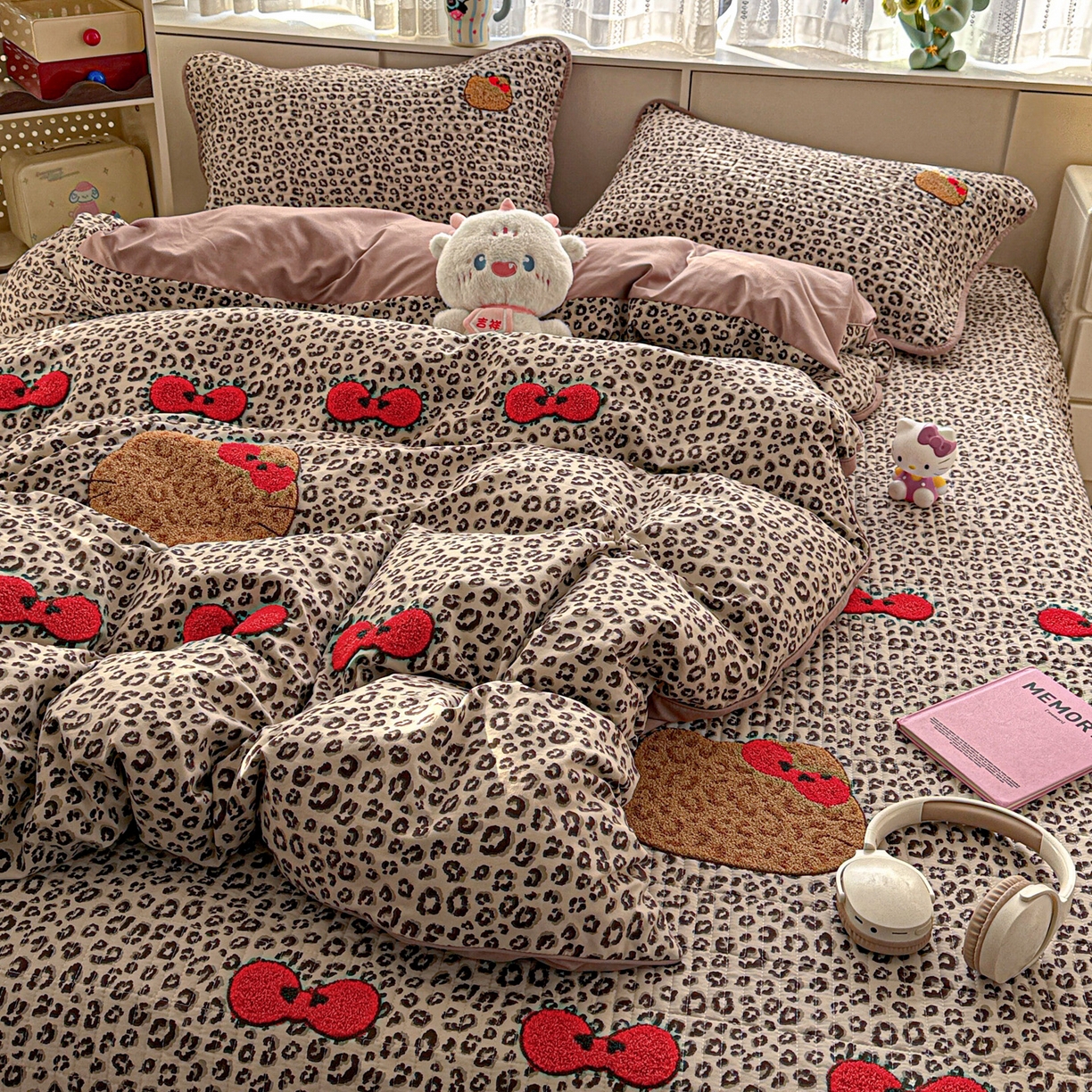 91家纺网 家纺一手货源 找家纺 富米莱（原臻工厂） 2026新款古法仿棉毛巾绣夹棉床盖床垫床褥床笠一四季款系列 豹纹蝴蝶结