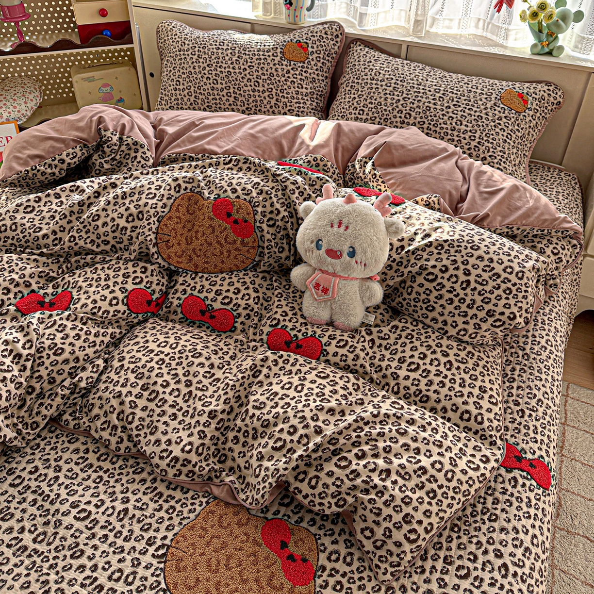 91家纺网 家纺一手货源 找家纺 富米莱（原臻工厂） 2026新款古法仿棉毛巾绣夹棉床盖床垫床褥床笠一四季款系列 豹纹蝴蝶结