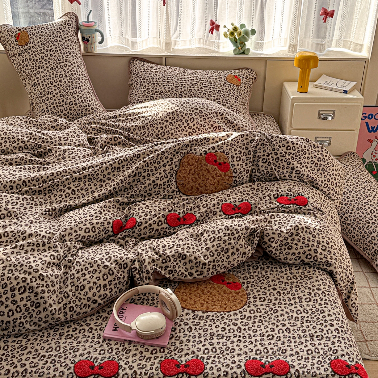 91家纺网 家纺一手货源 找家纺 富米莱（原臻工厂） 2026新款古法仿棉毛巾绣夹棉床盖床垫床褥床笠一四季款系列 豹纹蝴蝶结