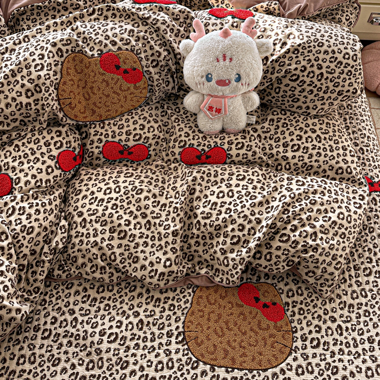 91家纺网 家纺一手货源 找家纺 富米莱（原臻工厂） 2026新款古法仿棉毛巾绣夹棉床盖床垫床褥床笠一四季款系列 豹纹蝴蝶结