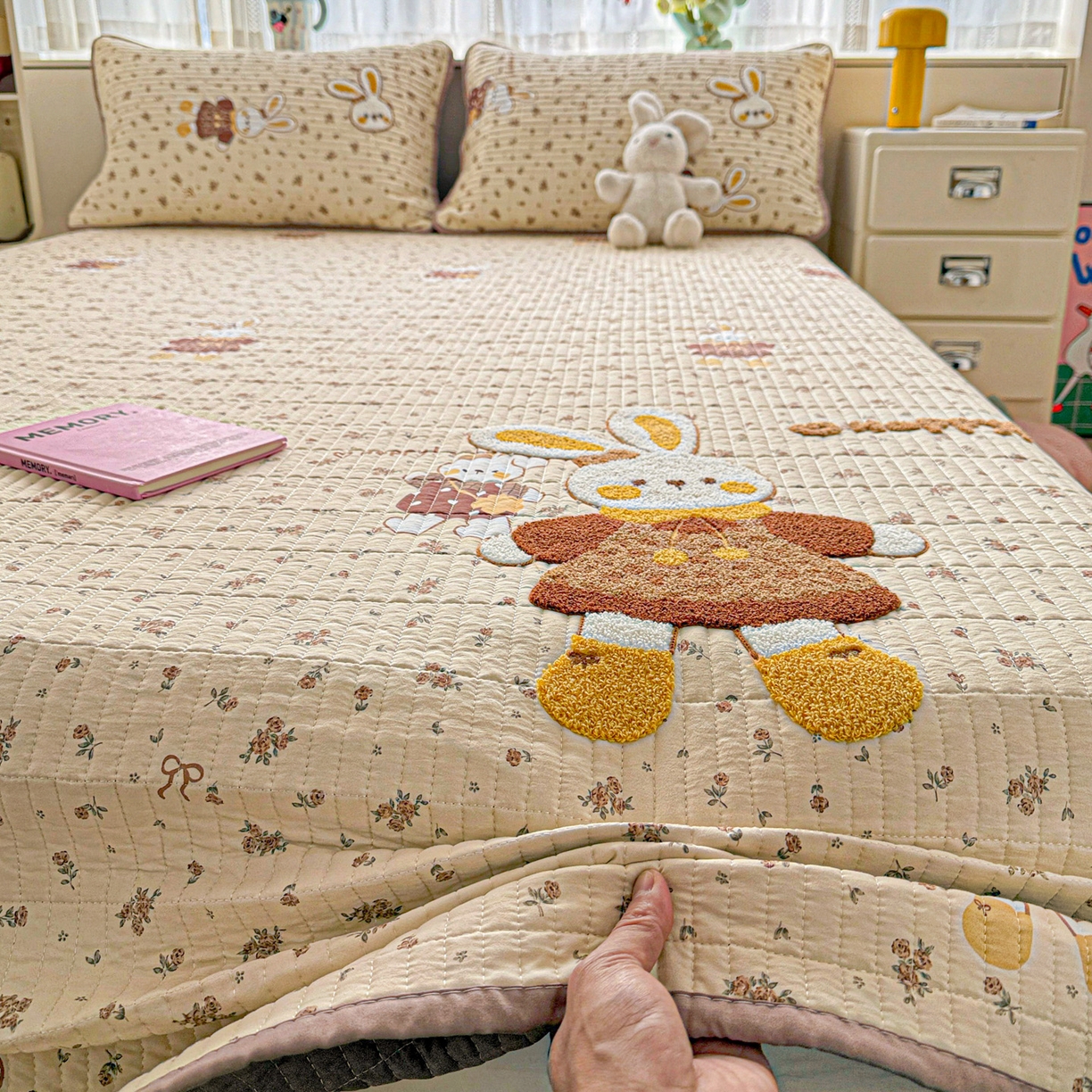 91家纺网 家纺一手货源 找家纺 富米莱（原臻工厂） 2026新款古法仿棉毛巾绣夹棉床盖床垫床褥床笠一四季款系列 嗨嗨兔