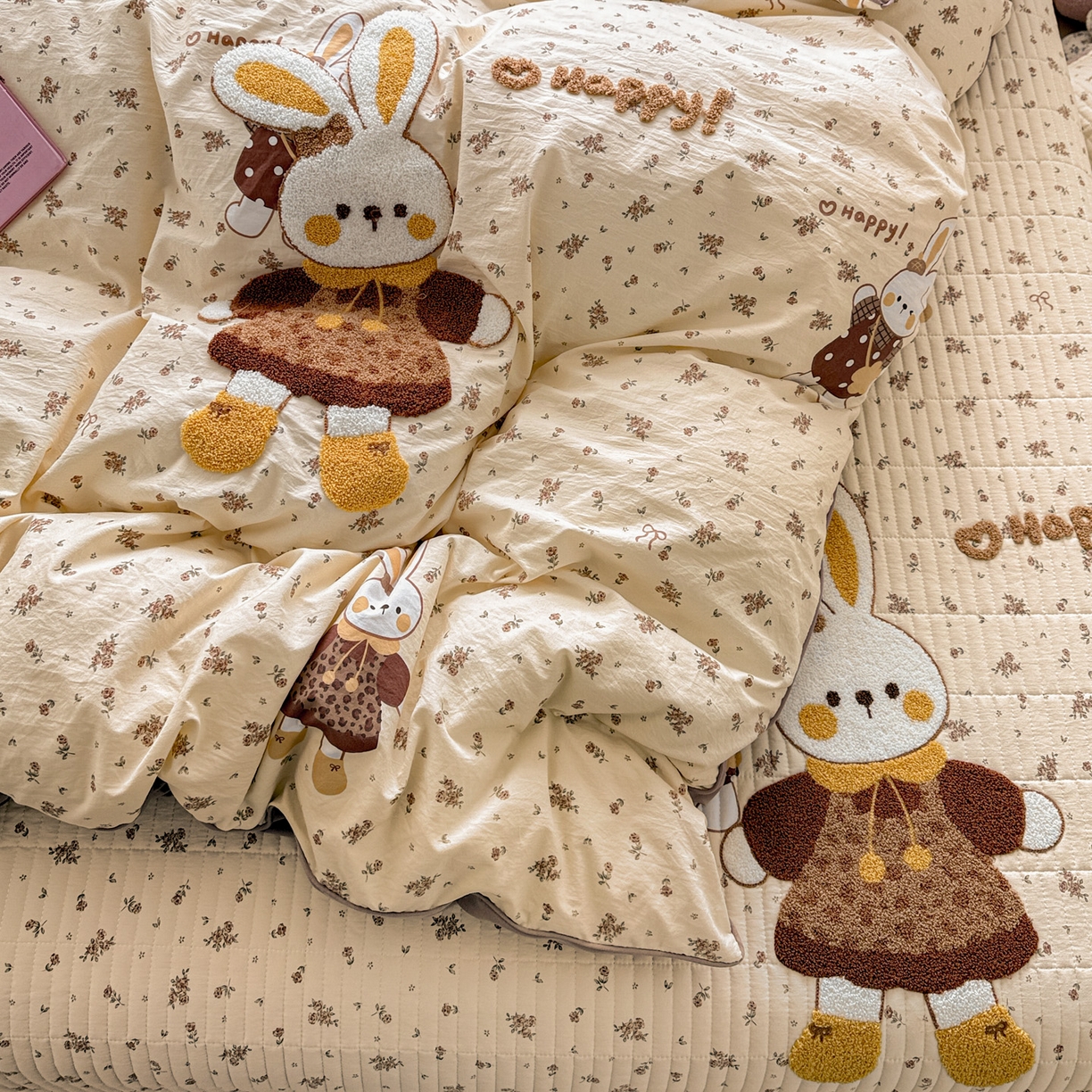 91家纺网 家纺一手货源 找家纺 富米莱（原臻工厂） 2026新款古法仿棉毛巾绣夹棉床盖床垫床褥床笠一四季款系列 嗨嗨兔