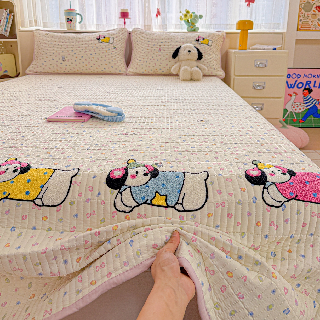 91家纺网 家纺一手货源 找家纺 富米莱（原臻工厂） 2026新款古法仿棉毛巾绣夹棉床盖床垫床褥床笠一四季款系列 奶味狗狗