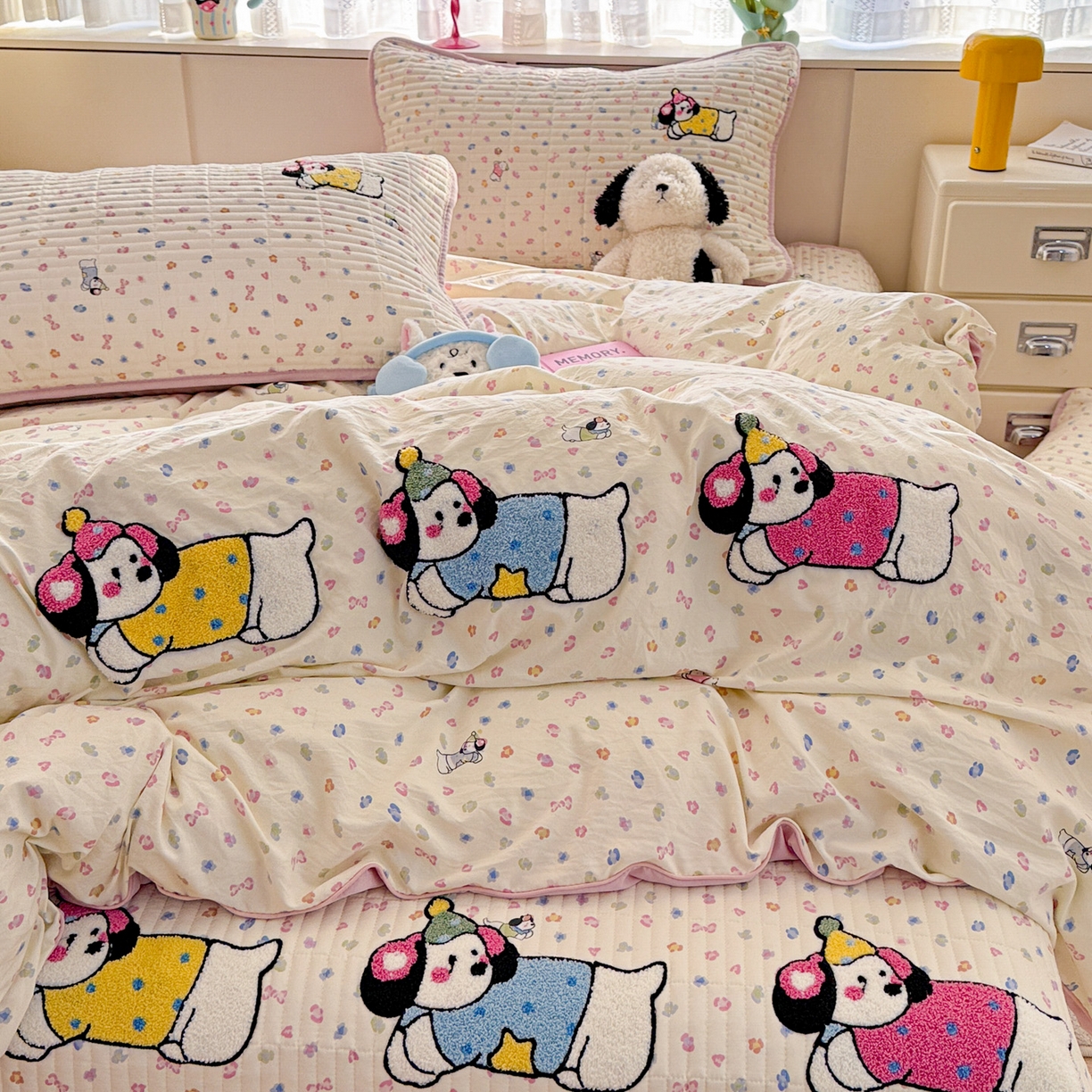 91家纺网 家纺一手货源 找家纺 富米莱（原臻工厂） 2026新款古法仿棉毛巾绣夹棉床盖床垫床褥床笠一四季款系列 奶味狗狗