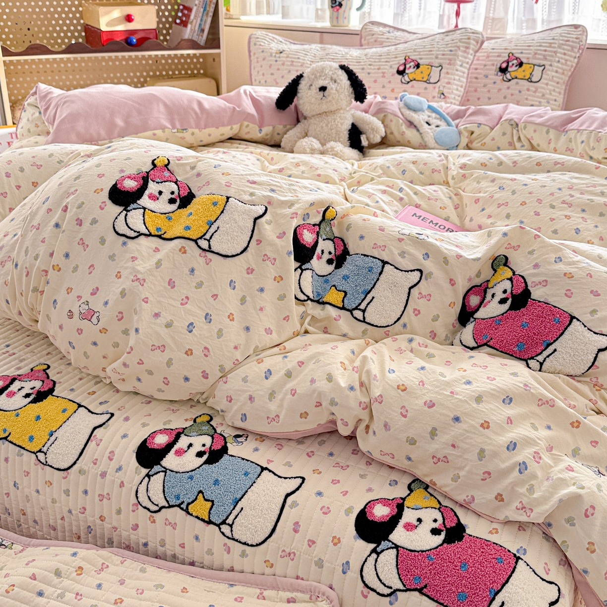 91家纺网 家纺一手货源 找家纺 富米莱（原臻工厂） 2026新款古法仿棉毛巾绣夹棉床盖床垫床褥床笠一四季款系列 奶味狗狗