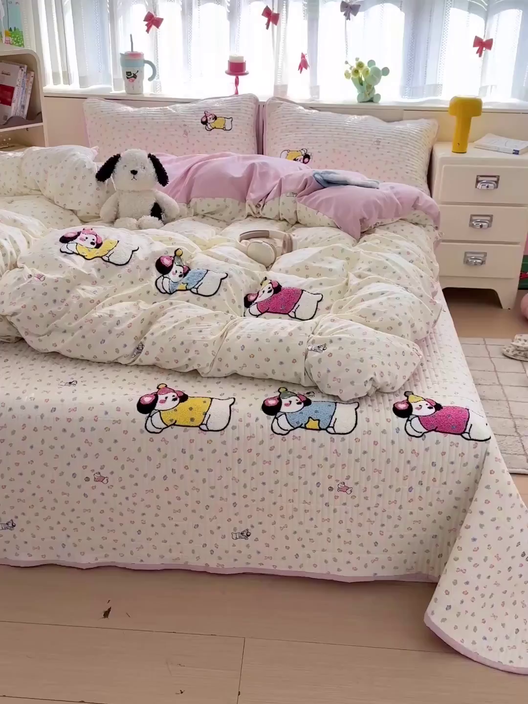 91家纺网 家纺一手货源 找家纺 富米莱（原臻工厂） 2026新款古法仿棉毛巾绣夹棉床盖床垫床褥床笠一四季款系列 奶味狗狗